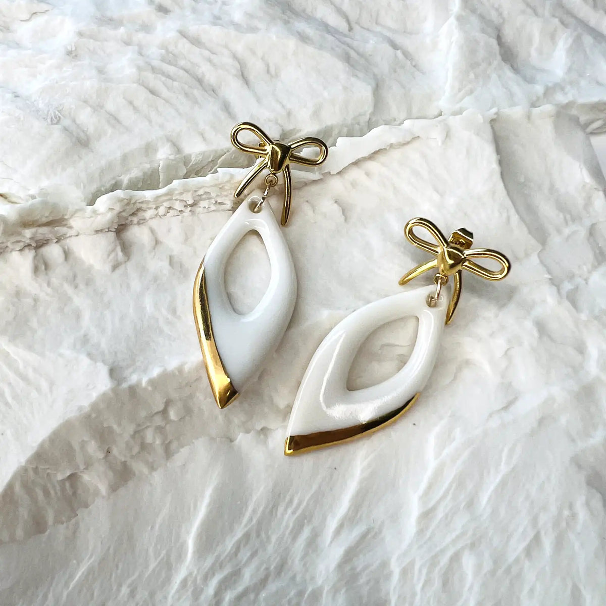 Lily – Boucles d'oreilles petits noeuds • Porcelaine et or
