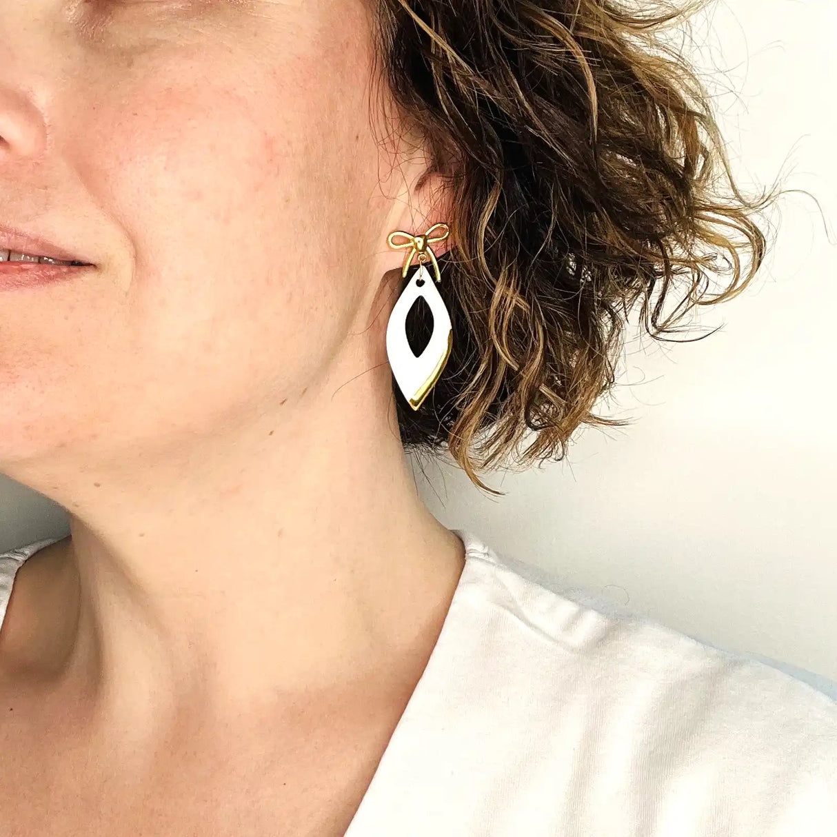 Lily – Boucles d'oreilles petits noeuds • Porcelaine et or