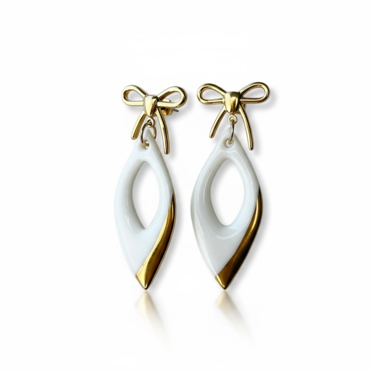 Lily – Boucles d'oreilles petits noeuds • Porcelaine et or