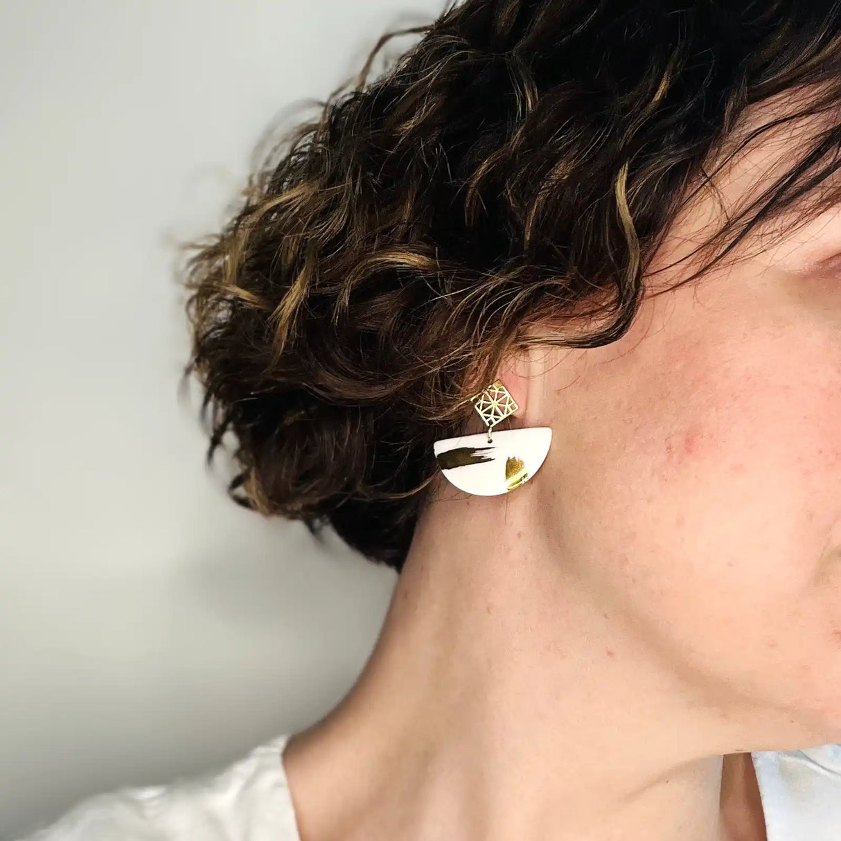Bella – Boucles d'oreilles graphiques • Porcelaine et or