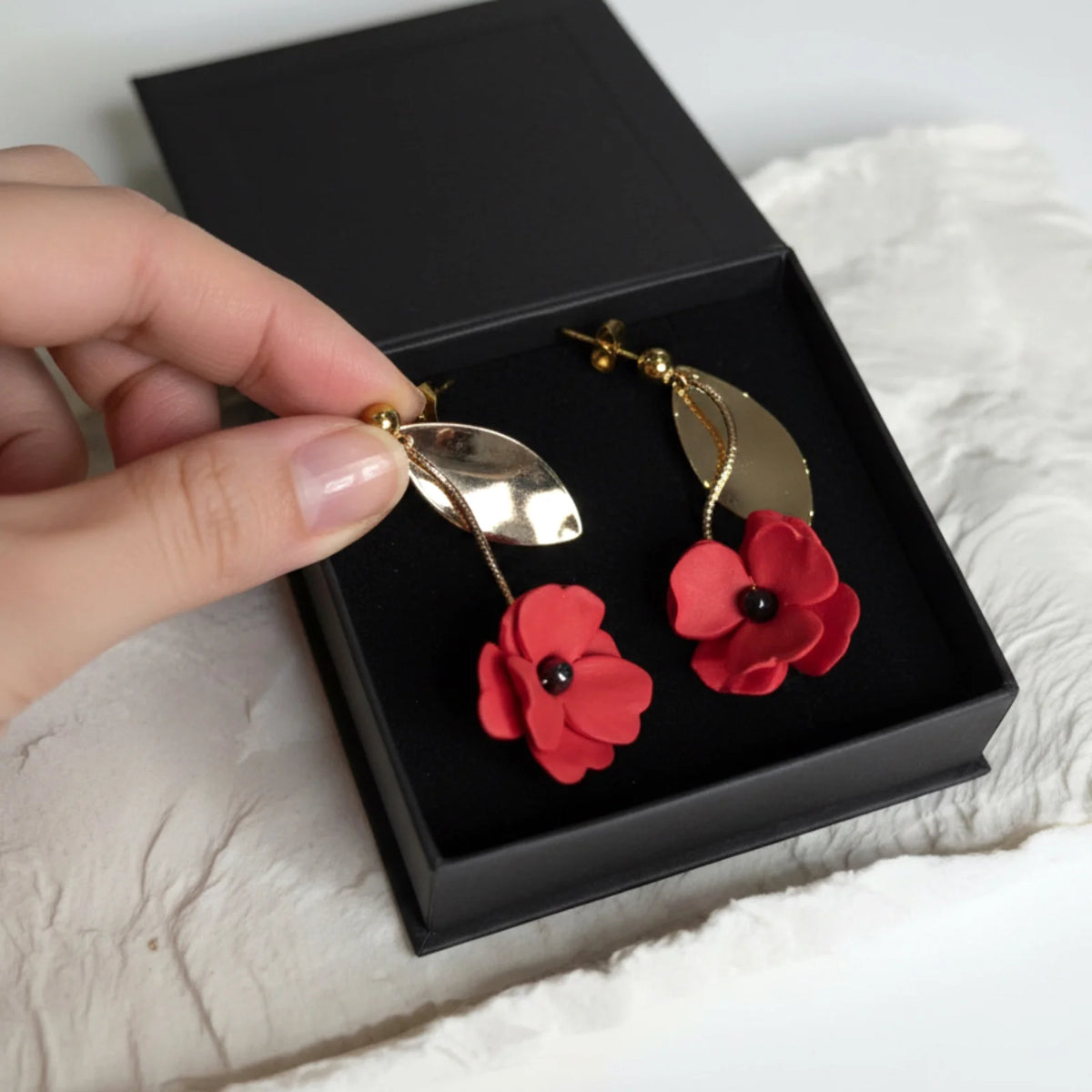 Inaya – Boucles d'oreilles fleuries • Bijou en porcelaine