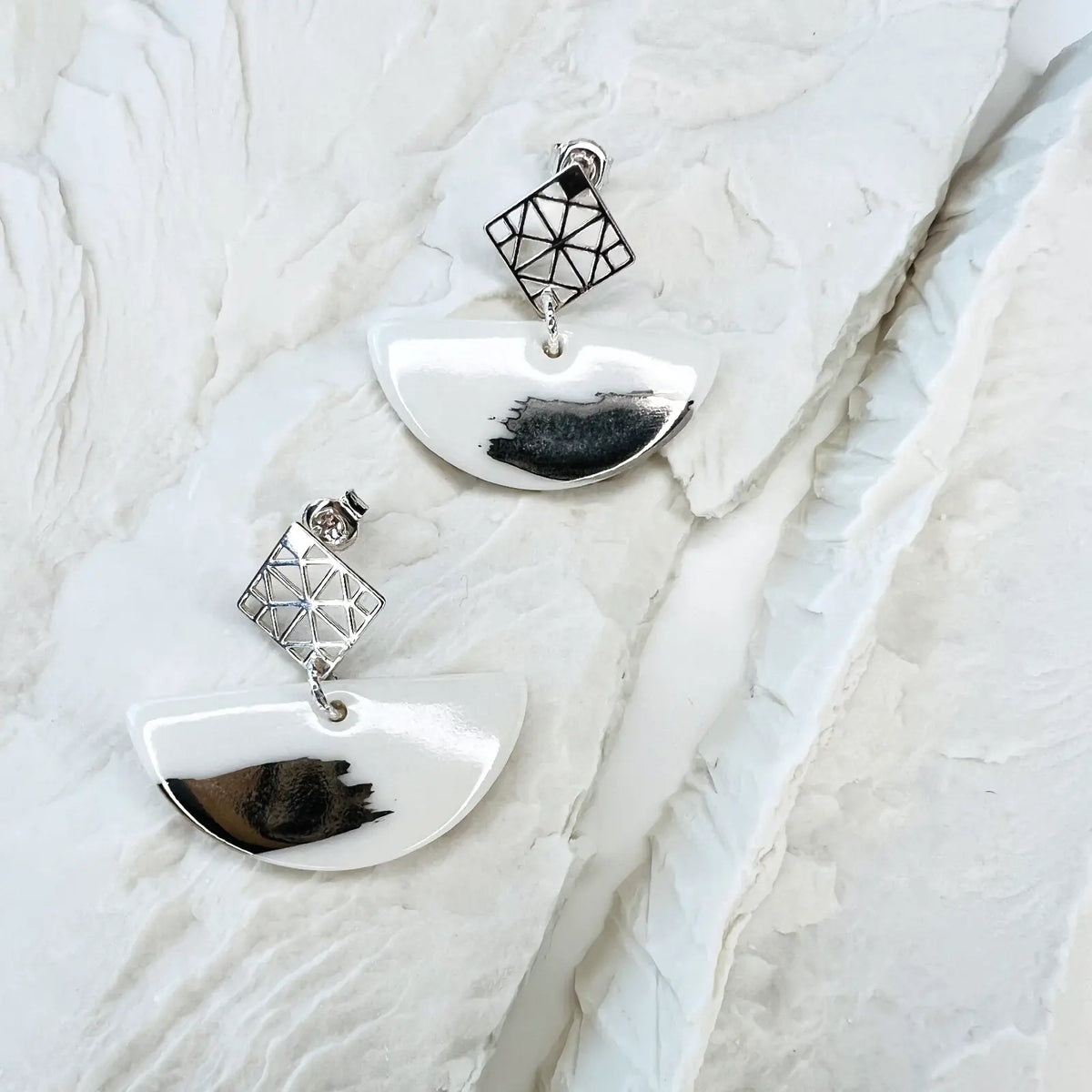 Luna – Boucles d'oreilles graphique • Porcelaine et platine