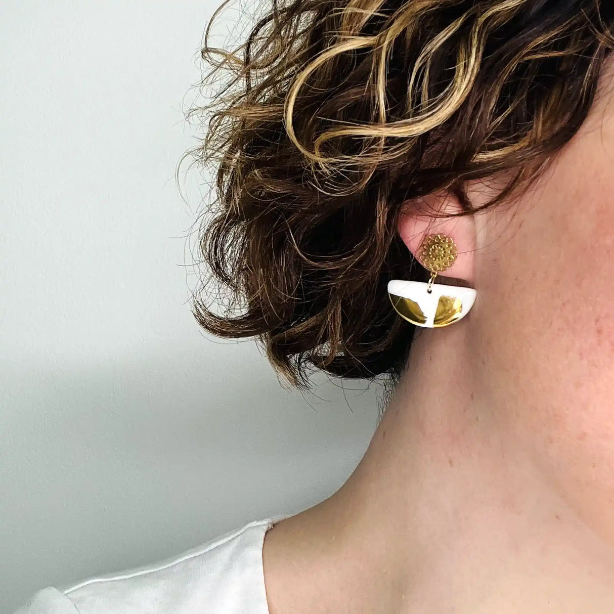 Paloma – Boucles d'oreilles rosaces • Porcelaine et or
