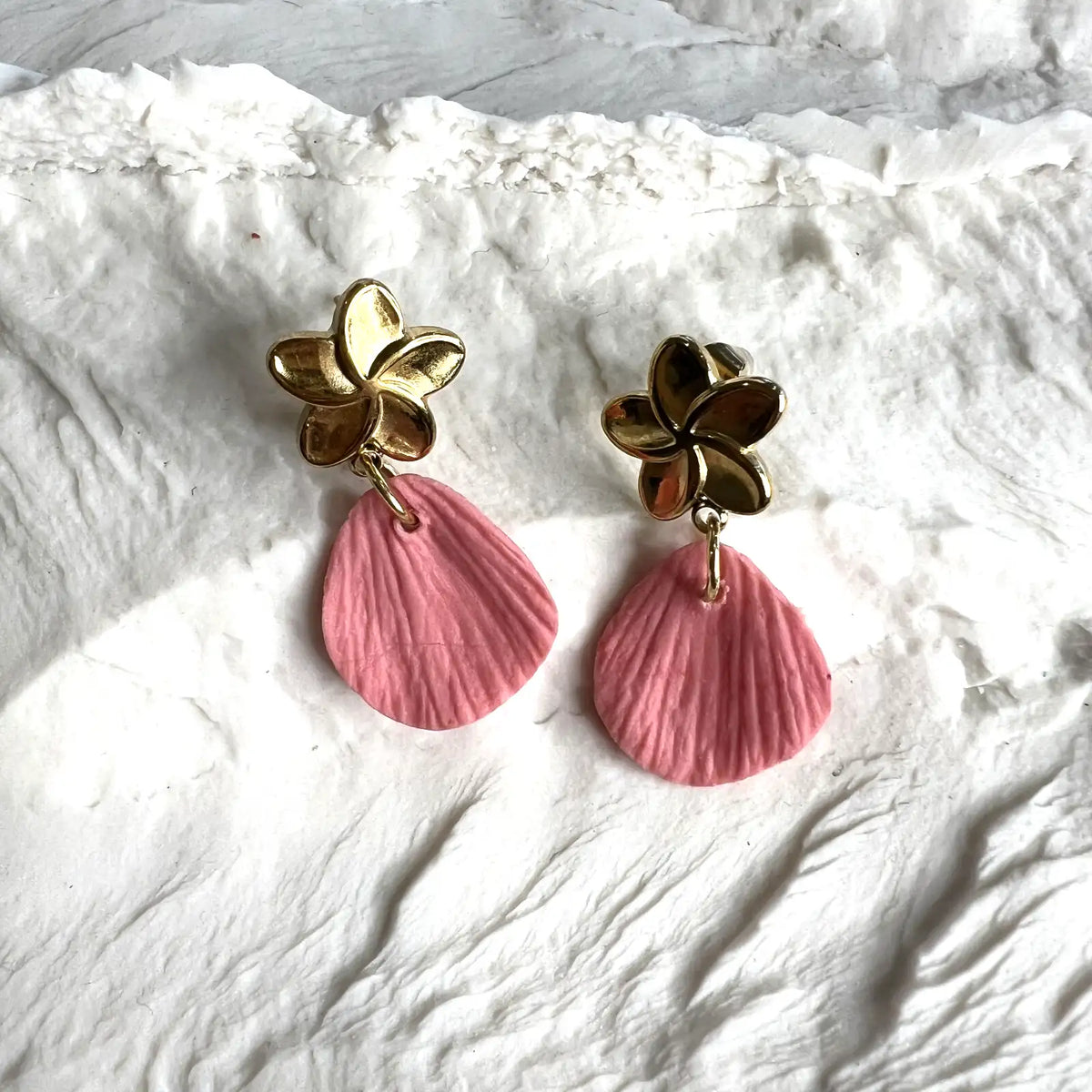 Boho – Clou d'oreille et pétale rose poudré • Bijou en porcelaine