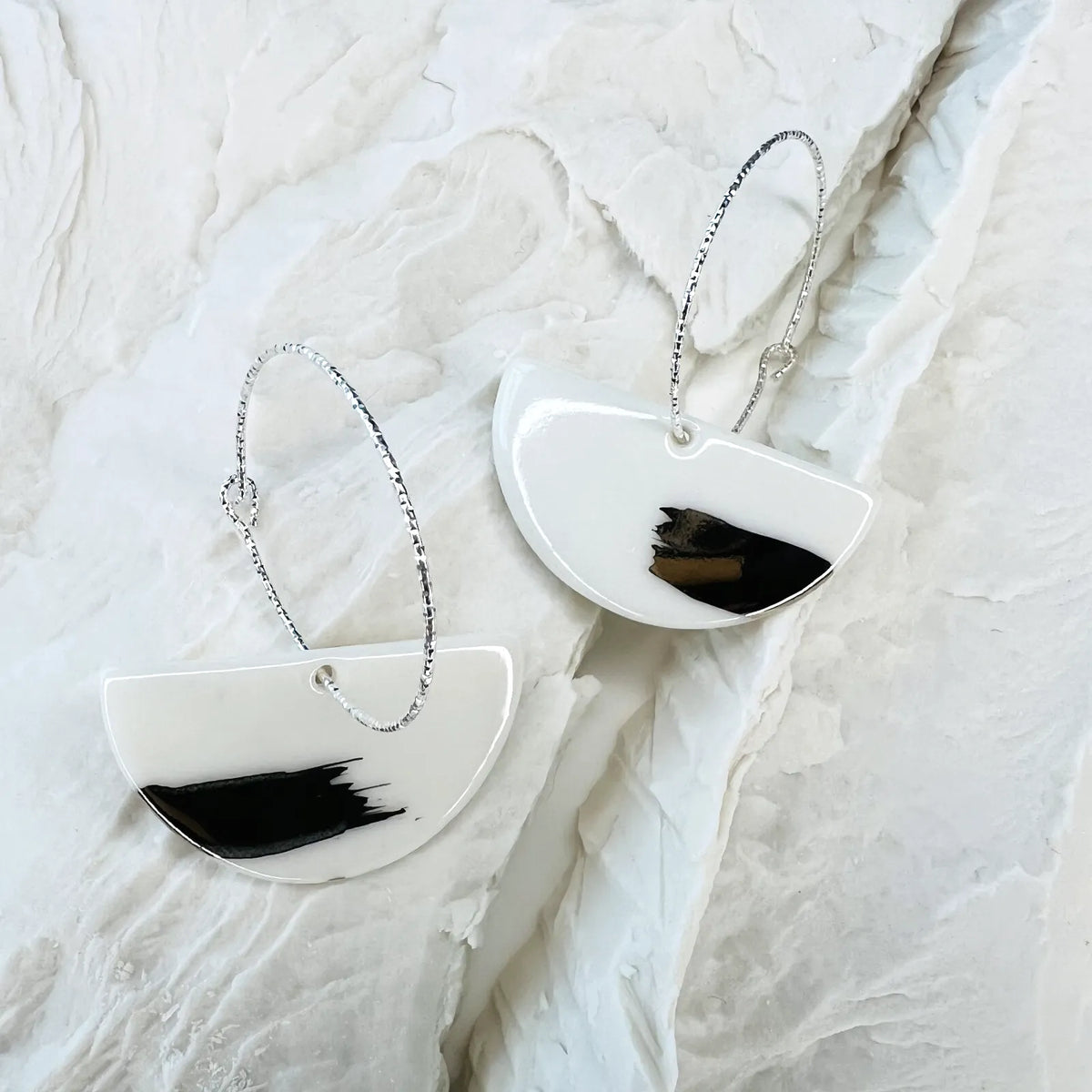 Sélène – Créoles graphiques • Porcelaine et platine