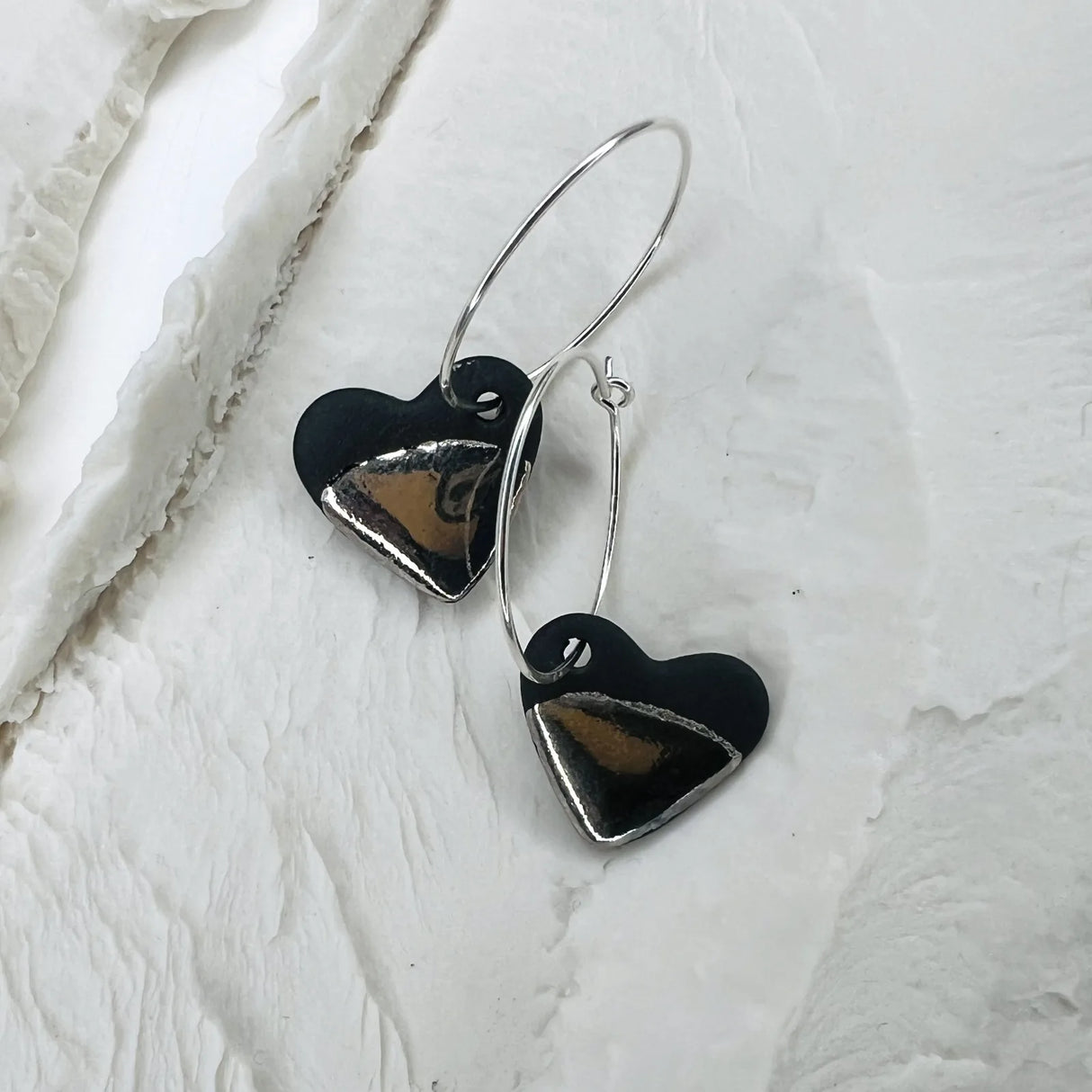 Trésor – Créoles coeur • Porcelaine noire et platine