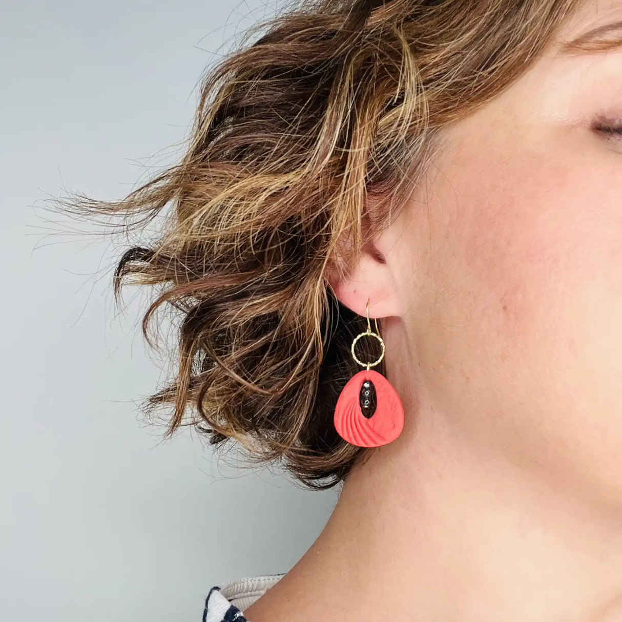 Carmenia – Crochets d'oreilles • Porcelaine rouge texturée et pyrite