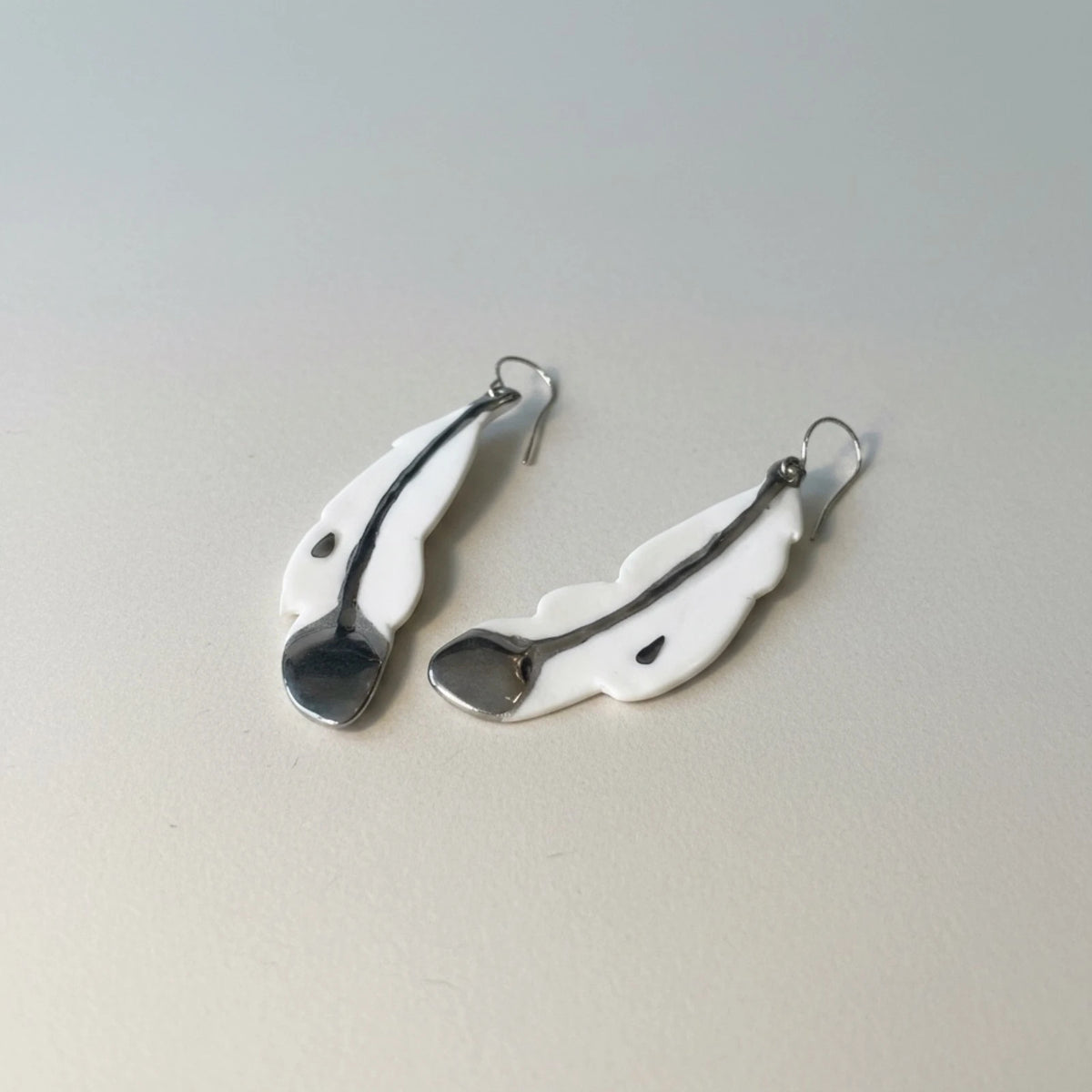 Poème – Crochets d'oreilles • Porcelaine et platine