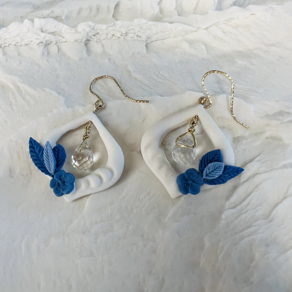 Florine – Crochets d'oreilles • Fleurs bleues de porcelaine