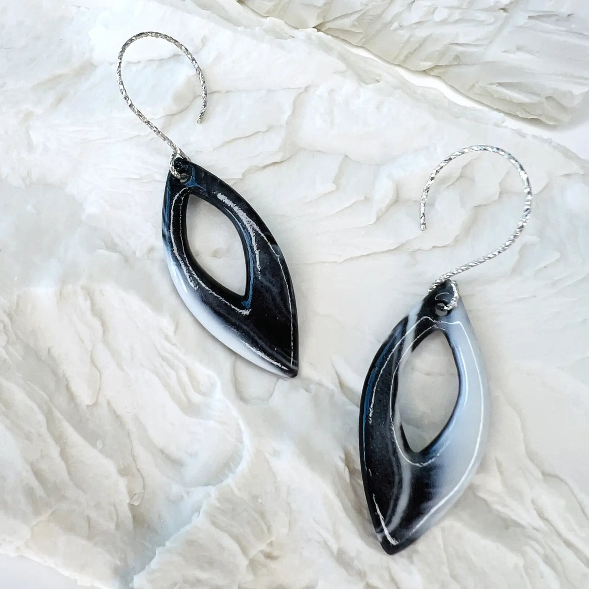 Nocta – Crochets d'oreilles • Porcelaine noire et blanche