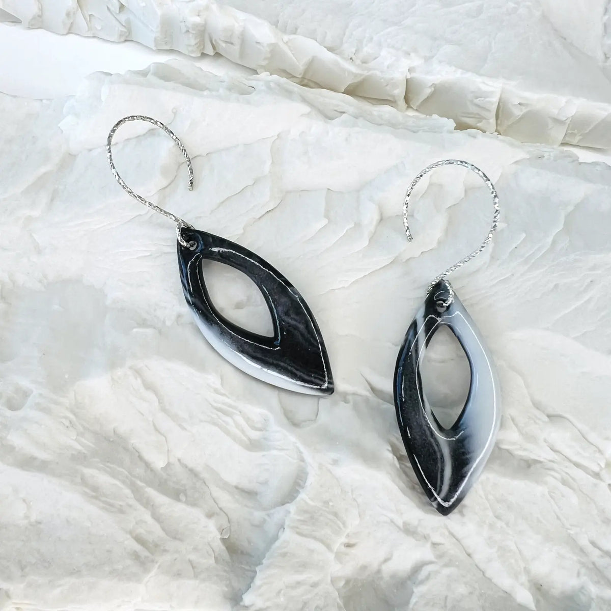 Nocta – Crochets d'oreilles • Porcelaine noire et blanche