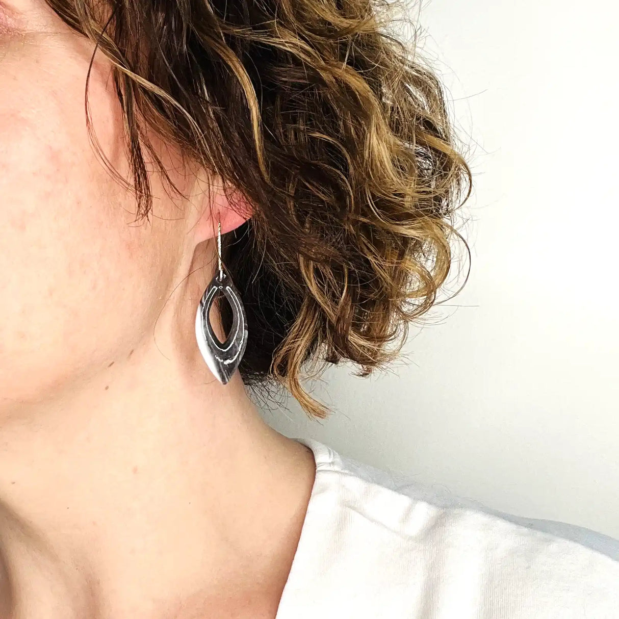 Nocta – Crochets d'oreilles • Porcelaine noire et blanche