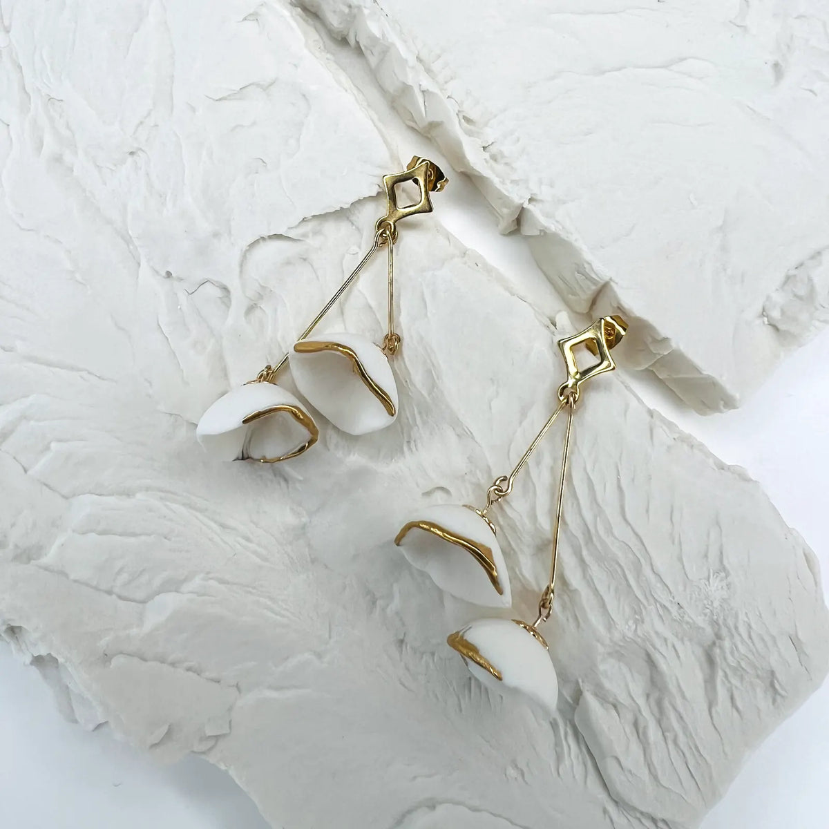 Orée – Boucles d'oreilles • Fleurs de porcelaine dorées