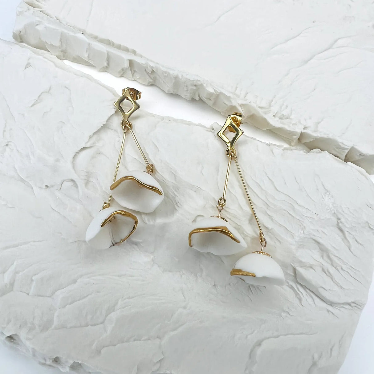 Orée – Boucles d'oreilles • Fleurs de porcelaine dorées