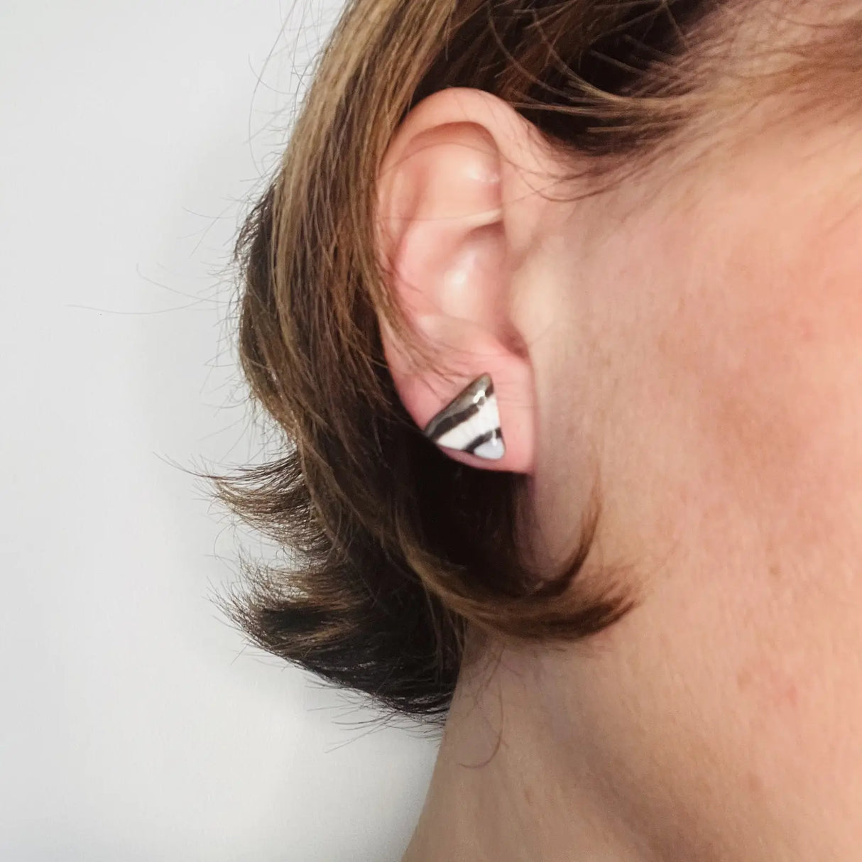 Élodie – Puces d'oreilles triangle noir et blanc • Porcelaine et platine