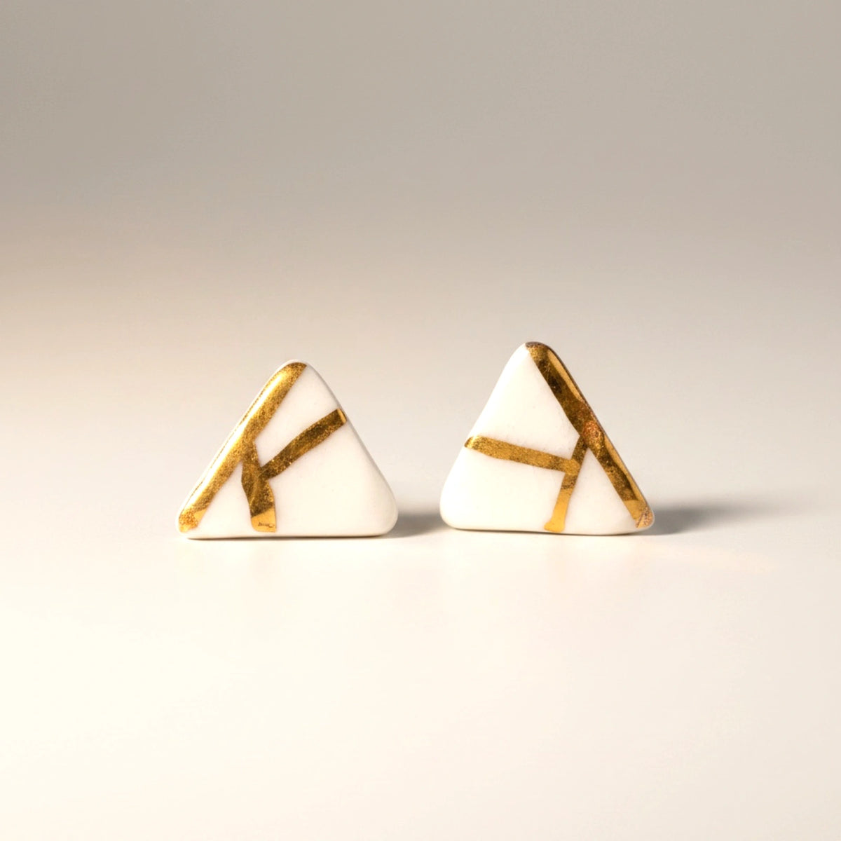Elise – Puces d'oreilles triangles • Porcelaine et or