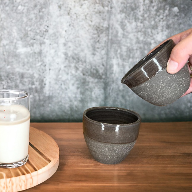 Tasse avec bec verseur en terre chamottée - Grès gris - Artisanat • Rock