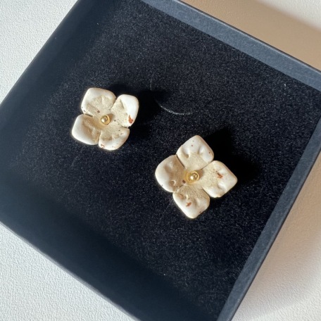 FLEUR • Boucles d'oreilles - Grains de beauté