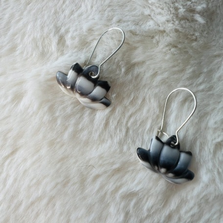 LOTUS • Boucles d'oreilles - Porcelaine noire et blanche