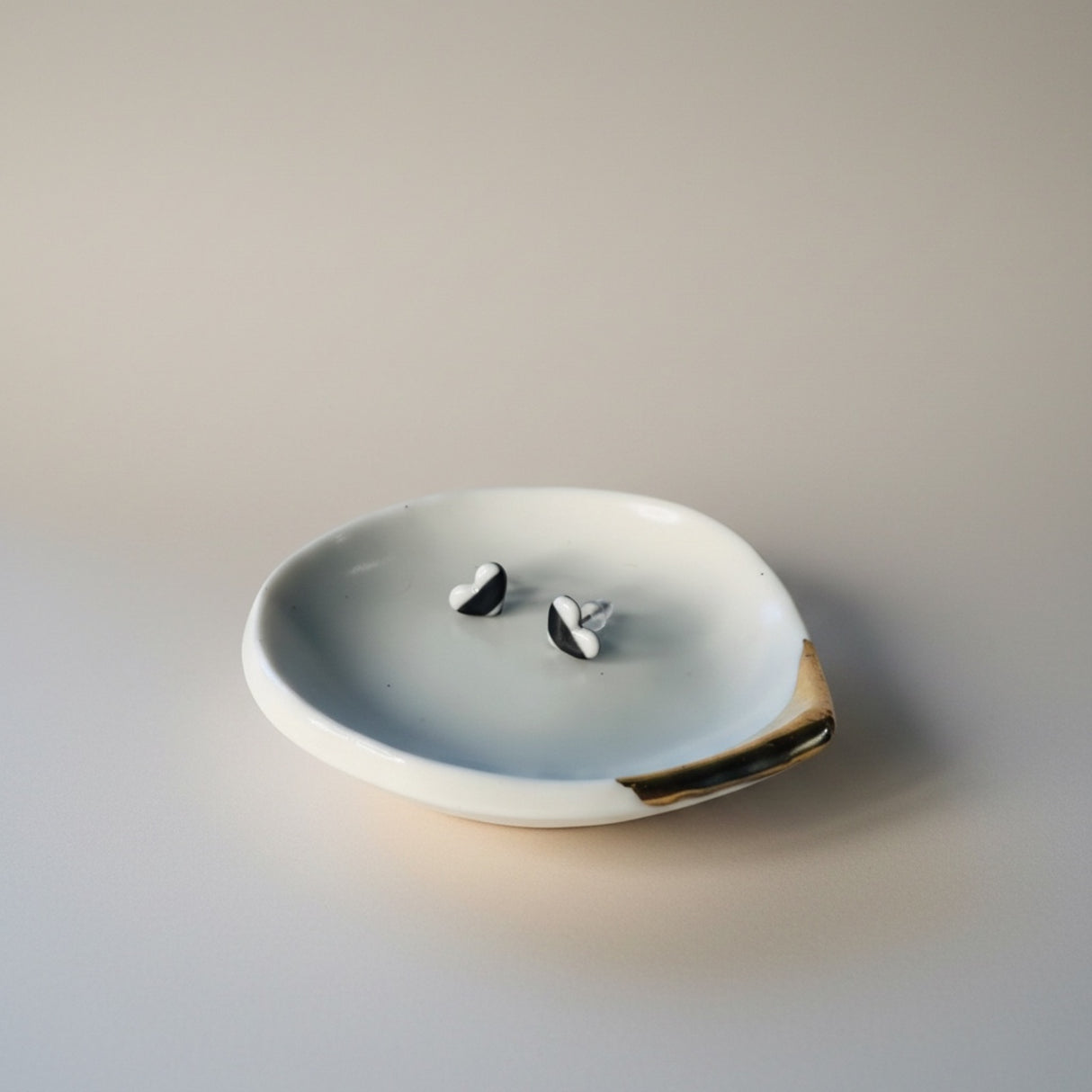 Ti Coeur – Puces d'oreilles • Porcelaine noire et blanche