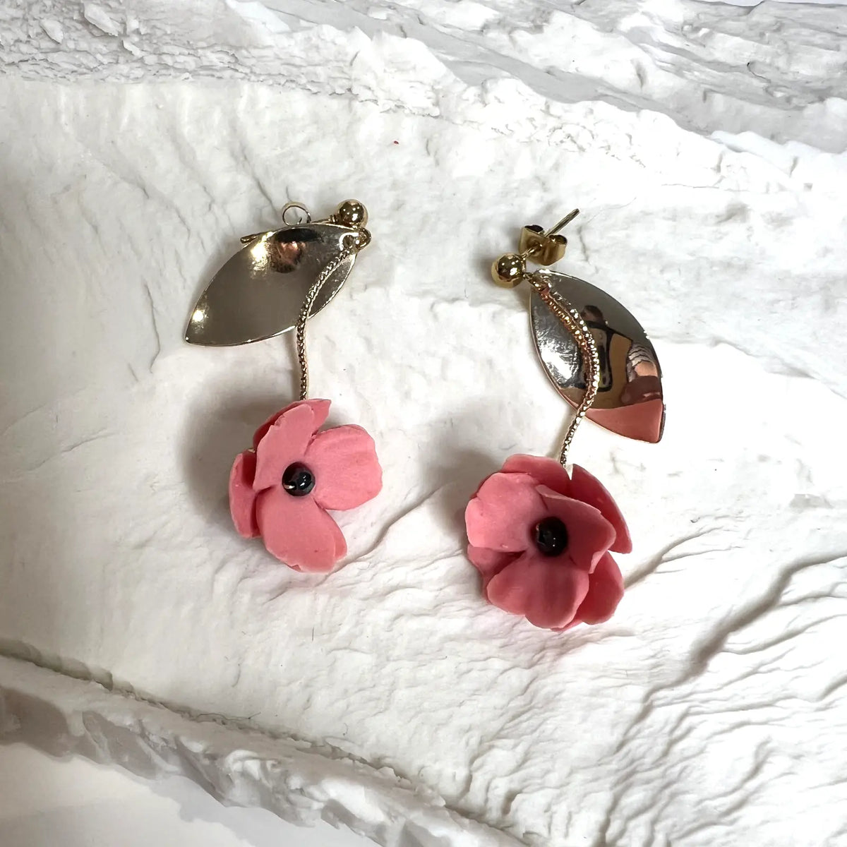 Juliette – Boucles d'oreilles roses • Bijou fleuri en porcelaine
