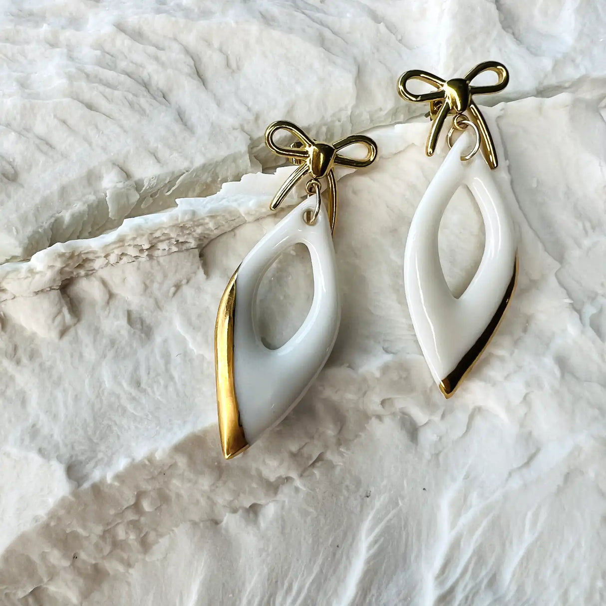 Lily – Boucles d'oreilles petits noeuds • Porcelaine et or