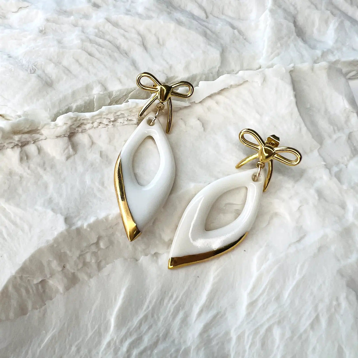 Lily – Boucles d'oreilles petits noeuds • Porcelaine et or