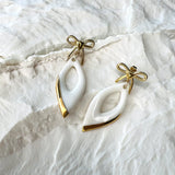 Lily – Boucles d'oreilles petits noeuds • Porcelaine et or