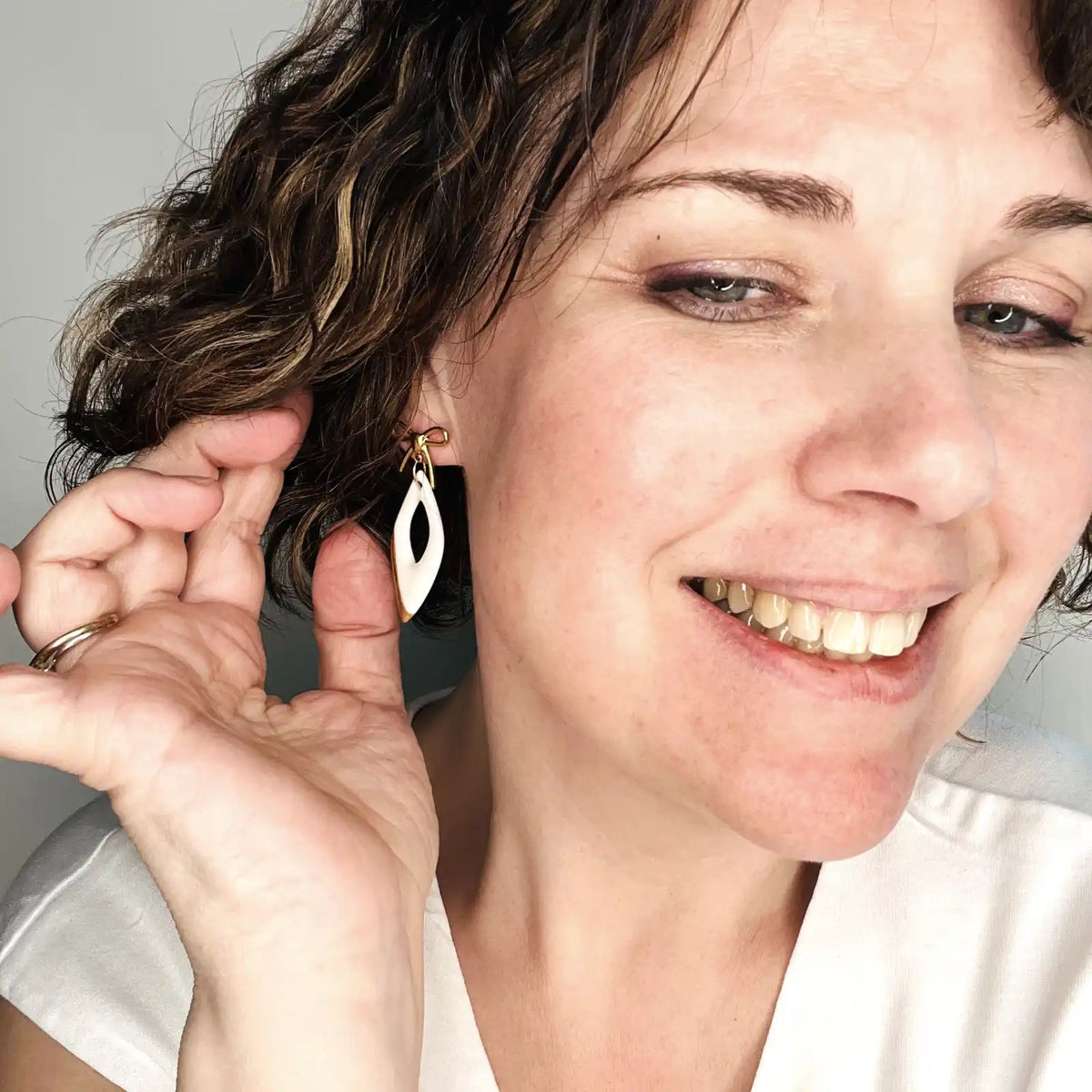 Lily – Boucles d'oreilles petits noeuds • Porcelaine et or