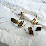 Bella – Boucles d'oreilles graphiques • Porcelaine et or