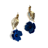 Fleur Bleue – Boucles d'oreilles pendantes • Bijou fleuri en porcelaine