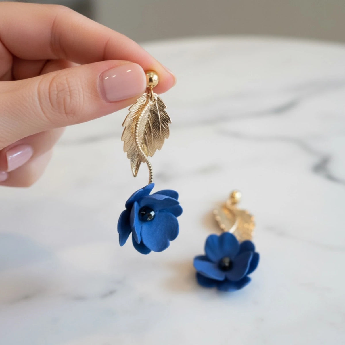 Fleur Bleue – Boucles d'oreilles pendantes • Bijou fleuri en porcelaine