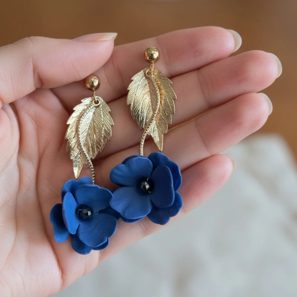 Fleur Bleue – Boucles d'oreilles pendantes • Bijou fleuri en porcelaine