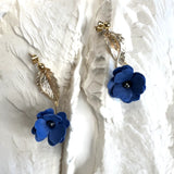 Fleur Bleue – Boucles d'oreilles pendantes • Bijou fleuri en porcelaine