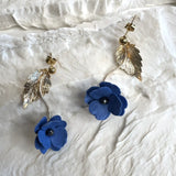 Fleur Bleue – Boucles d'oreilles pendantes • Bijou fleuri en porcelaine