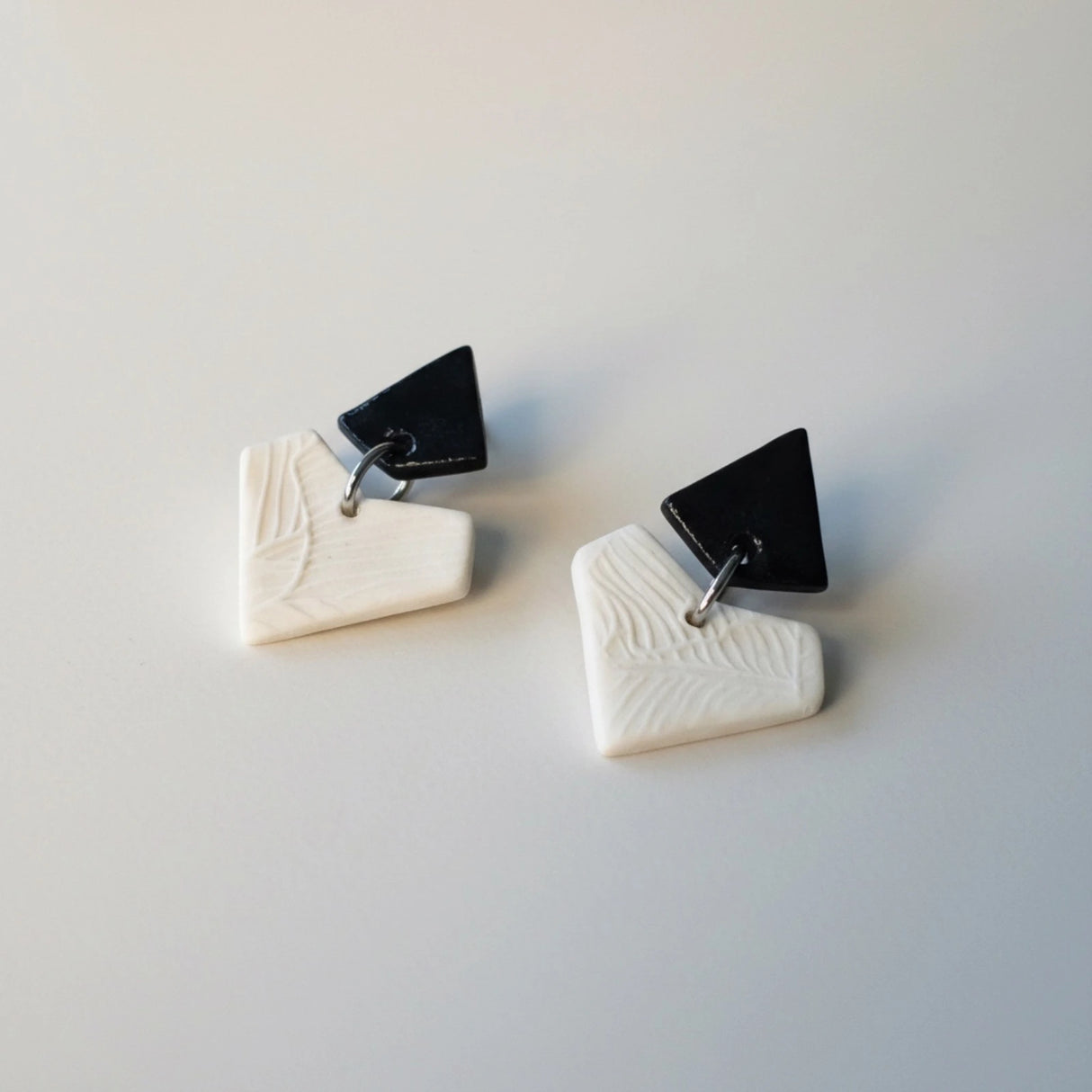 Camille – Boucles d'oreilles graphiques • Porcelaine nervures de feuilles
