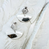 Luna – Boucles d'oreilles graphique • Porcelaine et platine