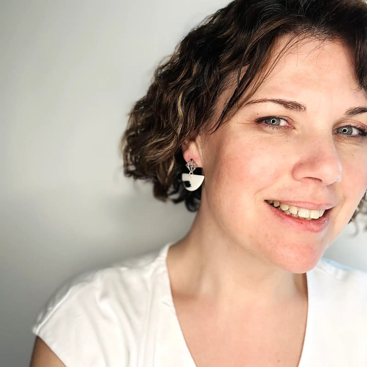 Luna – Boucles d'oreilles graphique • Porcelaine et platine