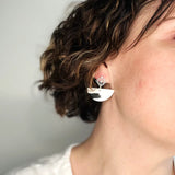 Luna – Boucles d'oreilles graphique • Porcelaine et platine