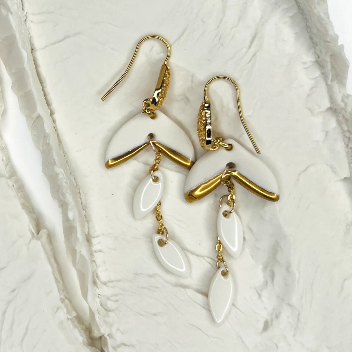 Théia – Boucles d'oreilles • Porcelaine et or