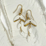 Théia – Boucles d'oreilles • Porcelaine et or