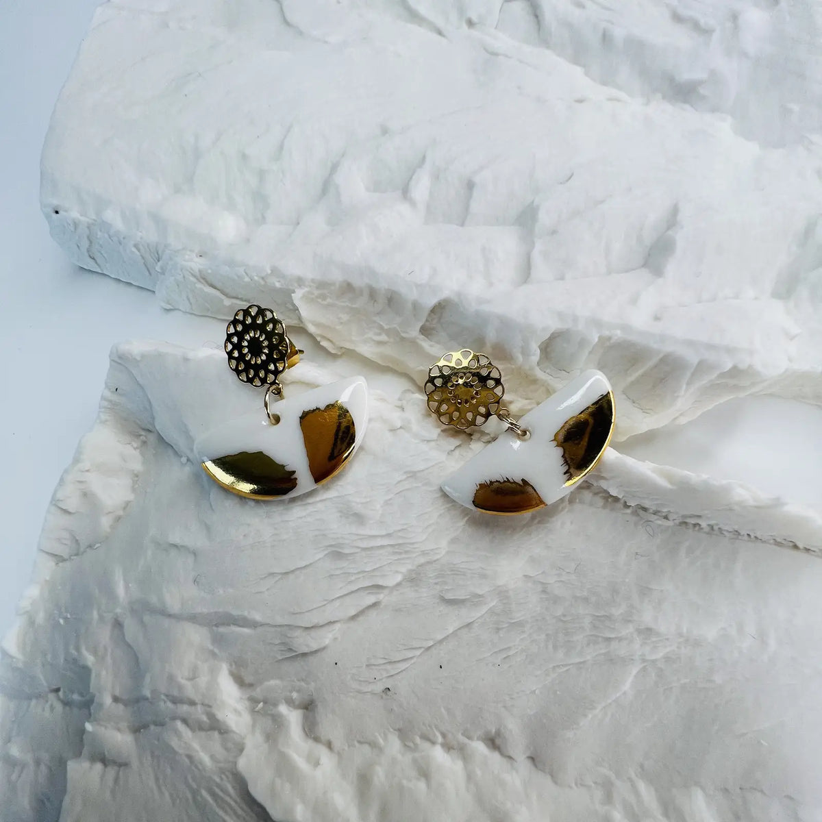 Paloma – Boucles d'oreilles rosaces • Porcelaine et or