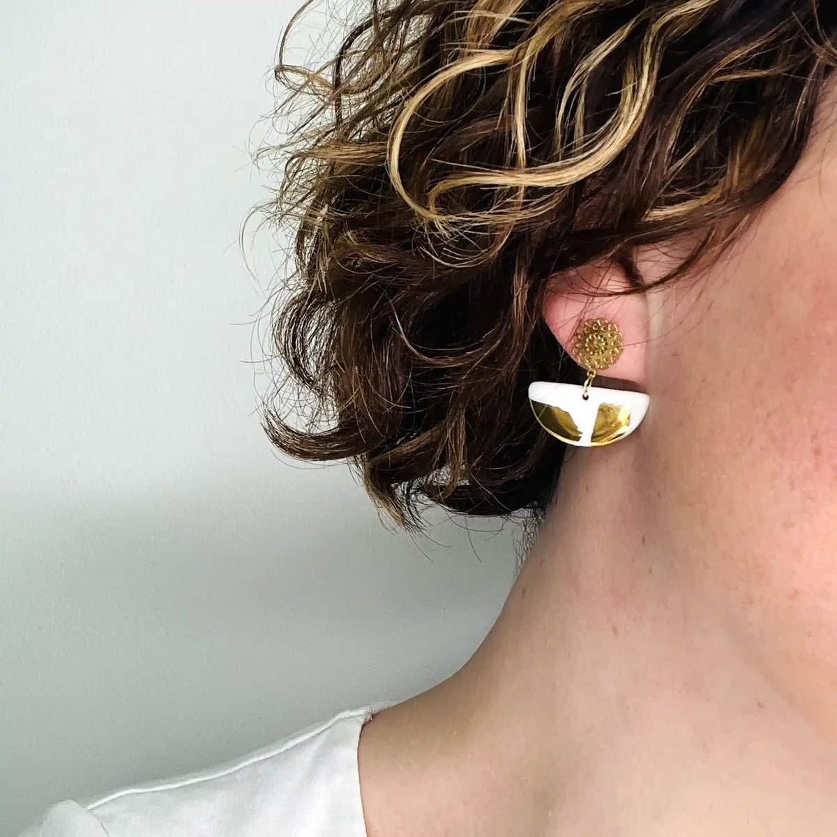 Paloma – Boucles d'oreilles rosaces • Porcelaine et or