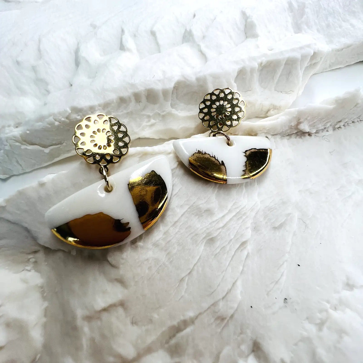 Paloma – Boucles d'oreilles rosaces • Porcelaine et or
