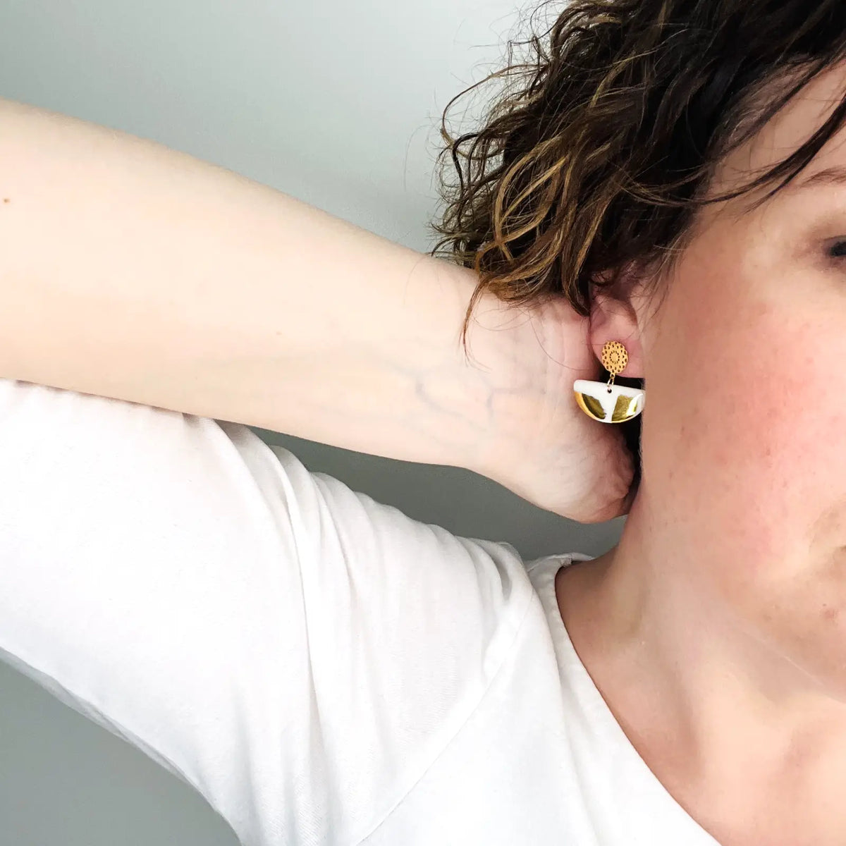 Paloma – Boucles d'oreilles rosaces • Porcelaine et or