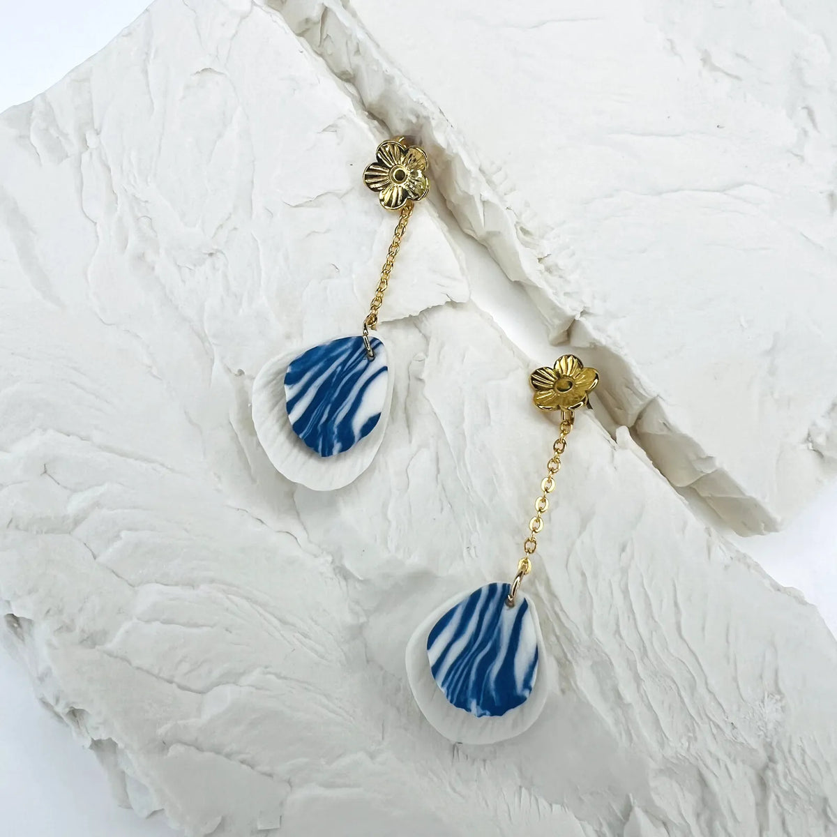 Ondée – Boucles d'oreilles • Porcelaine bleue et blanche