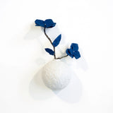 Vase mural & fleurs bleues – Porcelaine blanche • Bouquets Chromatiques