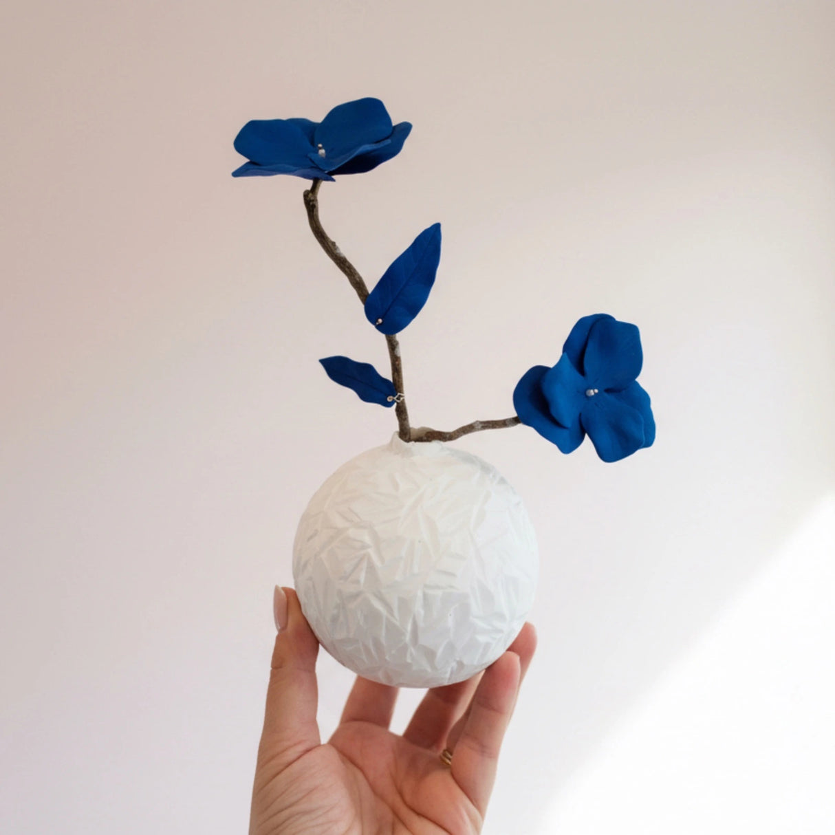 Vase mural & fleurs bleues – Porcelaine blanche • Bouquets Chromatiques