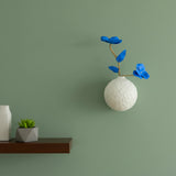 Vase mural & fleurs bleues – Porcelaine blanche • Bouquets Chromatiques