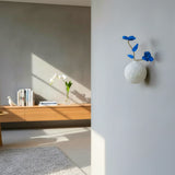 Vase mural & fleurs bleues – Porcelaine blanche • Bouquets Chromatiques